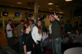 Junge Menschen in der Bowlingbahn, ein Mann zeigt das Peace-Zeichen in die Kamera (Zeige- und Mittelfinger ausgestreckt). Foto: Stadt Oldenburg