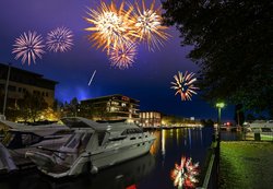 Spektralfeuerwerk zum Oldenburger Kramermarkt 2019. Foto: Hans-Jürgen Zietz 