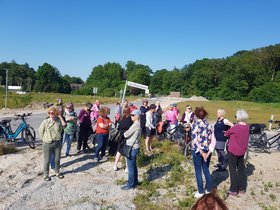 Frauen besichtigen das Baugebiet Helleheide. Foto: Stadt Oldenburg