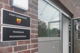 Eingang zum Feuerwehr Bildungszentrum der Stadt Oldenburg. Foto: Sascha Stüber