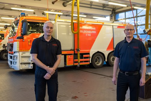 Jens Spekker (links) tritt die Nachfolge von Michael Bremer als Leiter der Oldenburger Feuerwehr an. Foto: Sascha Stüber Foto: Sascha Stüber