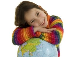 Ein lachendes Mädchen mit Globus