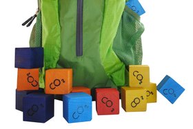 Rucksack mit Bauklötzen mit CO2-Beschriftung. Foto: Stadt Oldenburg