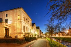 Tagesausklang mit Stil - Blaue Stunde im Oldenburger Dobbenviertel. Foto: Hans-Jürgen Zietz