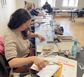 Konzentration und Kreativität. Teilnehmende beim Workshop "It‘s a match! Wort und Bild" von Paula Steiner. Foto: Stadt Oldenburg Konzentration und Kreativität. Teilnehmende beim Workshop „It’s a match! Wort und Bild“. "It‘s a match! Wort und Bild" von Paula Steiner. Foto: Stadt Oldenburg