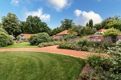 Laufweg im Schlossgarten. Foto: Mittwollen und Gradetchliev