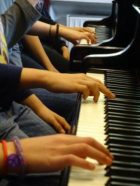 Sechs Personen spielen auf zwei Klaviaturen. Foto: Stadt Oldenburg