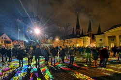 Künsterische Illumination auf dem Oldenburger Schlossplatz. Foto: Hans-Jürgen Zietz