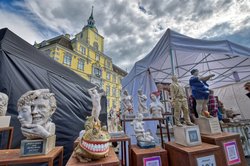 Der Kunsthandwerkermarkt „Nikolaimarkt“ in Oldenburg. Foto: Hans-Jürgen Zietz