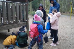 Kinder studieren eine Schatzkarte, um das Ziel zu finden. Foto: Stadt Oldenburg