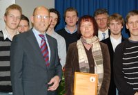 Praxis-Inhaberin Nicola Dillmann (Mitte) mit Niedersachsens Wirtschaftsminister Walter Hirche (links), Oberbürgermeister Gerd Schwandner (rechts hinten) sowie Schülern der Jury-Klasse G13e. Foto: Stadt Oldenburg