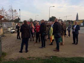 Besichtigung: Eine Menschengruppe steht neben einer Baustelle. Foto: Stadt Groningen