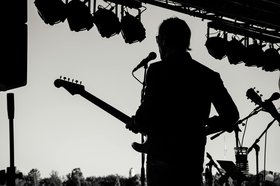 Ein Mann auf der Bühne mit einer Gitarre in der Hand Foto: Pexels