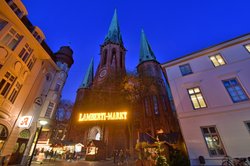 Die Lamberti-Kirche in der Abenddämmerung. Foto: Hans-Jürgen Zietz