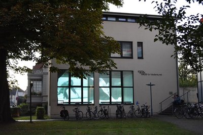 „Aquarium“ – Video-Installation im Seminargebäude des Hauses für Medienkunst Oldenburg. Foto: Haus für Medienkunst Oldenburg „Aquarium“ – Video-Installation im Seminargebäude des Hauses für Medienkunst Oldenburg. Foto: Haus für Medienkunst Oldenburg