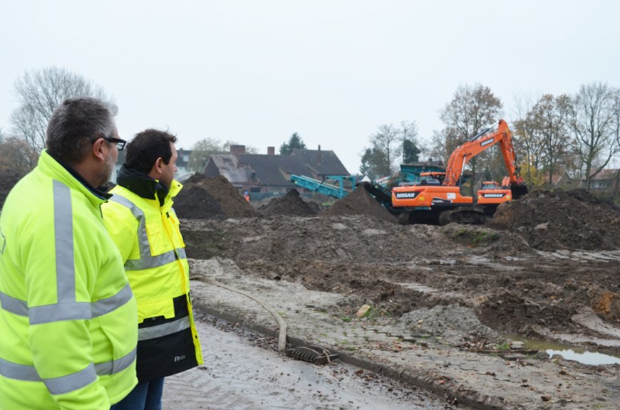 Zwei Mitarbeiter überwachen die Bauarbeiten. Foto Stadt Oldenburg