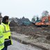 Vorschau: Zwei Mitarbeiter überwachen die Bauarbeiten. Foto Stadt Oldenburg