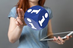 Frau mit Info-Würfel und Tablet. Foto: vege/Fotolia Frau mit Info-Würfel und Tablet. Foto: vege/Fotolia