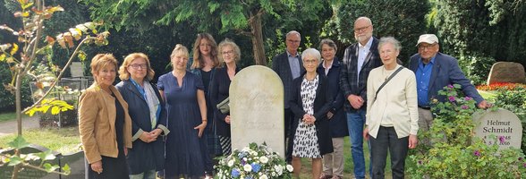 Bürgermeisterin Christine Wolff (links), Kulturamtsleiterin Christiane Cordes (zweite von links) und Inge von Danckelman, Vorsitzende der Freunde und Förderer des Horst-Janssen-Museums (fünfte von rechts) sowie weitere Gäste bei der Krankniederlegung zu Ehren von Horst Janssen. Foto: Stadt Oldenburg