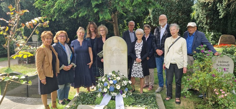 Bürgermeisterin Christine Wolff (links), Kulturamtsleiterin Christiane Cordes (zweite von links) und Inge von Danckelman, Vorsitzende der Freunde und Förderer des Horst-Janssen-Museums (fünfte von rechts) sowie weitere Gäste bei der Krankniederlegung zu Ehren von Horst Janssen. Foto: Stadt Oldenburg