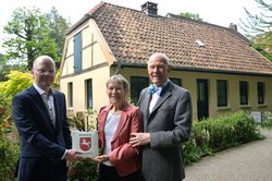 Freuen sich über die Übergabe der Denkmalplakette (von links): Ansgar Brockmann vom Landesamt für Denkmalpflege und die Eigentümer Barbara A. und Hans-Michael Heise. Foto: Sascha Stüber