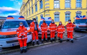 Mitarbeitende der Johanniter-Unfall-Hilfe mit Fahrzeugen vor dem Schloss in Oldenburg. Foto: Johanniter