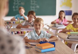 Kinder sitzen im Unterricht. Foto: gpointstudio/AdobeStock