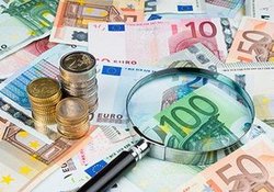 Geldscheine mit einer Lupe. Foto: alexandro900/Fotolia Geldscheine mit einer Lupe. Foto: alexandro900/Fotolia