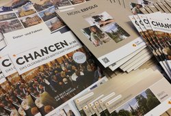 Verschiedene Publikationen der Wirtschaftsförderung liegen ausgebreitet auf einem Tisch. Foto: Stadt Oldenburg Verschiedene Publikationen der Wirtschaftsförderung liegen ausgebreitet auf einem Tisch. Foto: Stadt Oldenburg