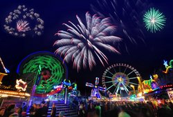 Eröffnungsfeuerwerk des Oldenburger Kramermarkts 2015. Foto: Hans-Jürgen Zietz