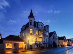 Tagesausklang mit Stil - Blaue Stunde im Oldenburger Dobbenviertel. Foto: Hans-Jürgen Zietz