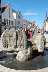 Der Künstler Udo Reimann hinter seinem Brunnen am Lefferseck. Foto: Stadt Oldenburg