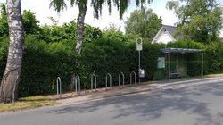 Anlehnbügel für Fahrräder neben Buhaltestelle. Foto: Stadt Oldenburg