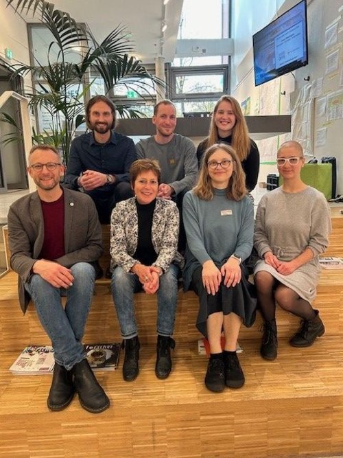 (hinten, von links) Jürgen Boese, Malte Schulz, Katharina Meiners, (vorne, von links) Roland Ronja Wehking, Christine Wolff, Dr. Maria Wolters und Lena Wiggers. Foto: Stadt Oldenburg Foto: Stadt Oldenburg