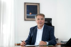 Oberbürgermeister Jürgen Krogmann sitzend am Schreibtisch. Foto: Assanimoghaddam/Mittwollen Oberbürgermeister Jürgen Krogmann sitzend am Schreibtisch. Foto: Assanimoghaddam/Mittwollen