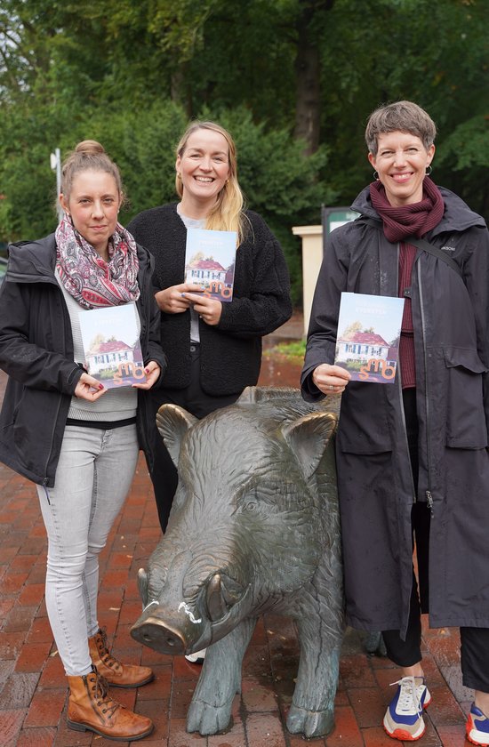 Von links: Künstlerin und Kunstvermittlerin Laura Keppel, Fotografin Carolin Werel und Sandrine Teuber von der Bildung und Vermittlung der städtischen Museen präsentieren das Stadtteilheft auf dem Marktplatz in Eversten. Foto: Stadtmuseum Oldenburg Foto: Stadtmuseum Oldenburg
