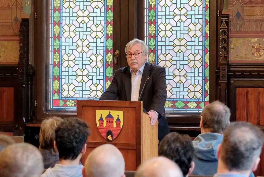 Dietmar Schütz hält im Sitzungssaal des Alten Rathauses eine Rede. Foto: Sascha Stüber