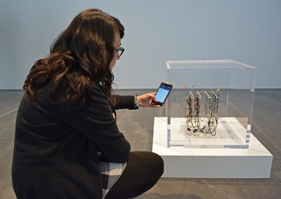 Besucherin loggt sich in den „Autonomy Cube“ von Trevor Paglen und Jacob Appelbaum ein. Foto: Haus für Medienkunst Oldenburg Besucherin loggt sich in den „Autonomy Cube“ von Trevor Paglen und Jacob Appelbaum ein. Foto: Haus für Medienkunst Oldenburg