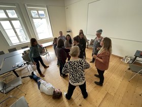 Gemeinsames Erkunden neuer Ausdrucksformen: Teilnehmende in Aktion während Anna-Lena Rodes theaterpädagogischem Workshop. Foto: Stadt Oldenburg Gemeinsames Erkunden neuer Ausdrucksformen: Teilnehmende in Aktion während Anna-Lena Rodes theaterpädagogischem Workshop. Foto: Stadt Oldenburg