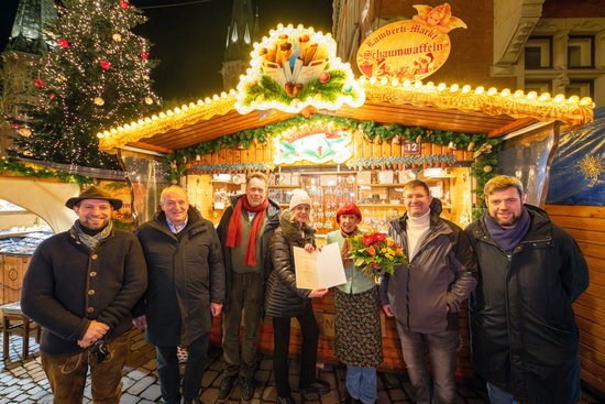Mitglieder der Jury feierten mit Gabriele Lemon (3. von rechts) die Wahl zur schönsten Hütte des Lamberti-Marktes 2024. Foto: Sascha Stüber Foto: Sascha Stüber