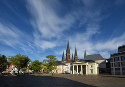 Wolkenspiel über dem Schlossplatz. Foto: Hans-Jürgen Zietz