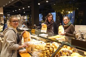 Übergabe von Backwaren in den Aktionstüten mit Wiebke Oncken, Gleichstellungsbeauftragte, Nicole Wilke, Präventionsrat und Celina Gräfe, Filialleiterin Müller und Egerer in der Auguststraße. Foto: Carsten Lienemann