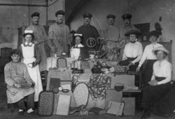 Frauen in der Verwundetenfürsorge, Lazarett Lindenhof-Turnhalle, Erster Weltkrieg. Quelle: Stadtmuseum Frauen in der Verwundetenfürsorge, Lazarett Lindenhof-Turnhalle, Erster Weltkrieg. Quelle: Stadtmuseum