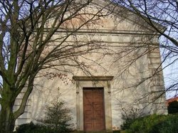 Das Mausoleum durch Bäume hindurchfotografiert. Foto: Stadt Oldenburg