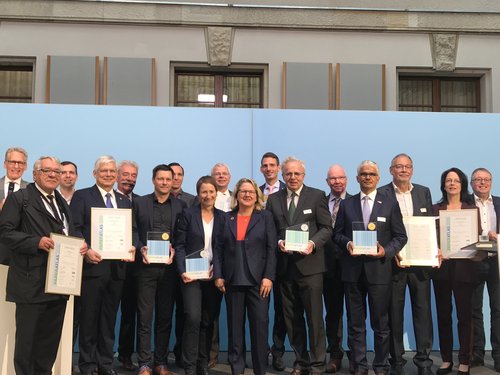 Bundesministerin Svenja Schulze(Bildmitte) hat der Stadt Oldenburg den Titel als „Recyclingpapierfreundlichste Stadt“ Deutschlands verliehen. Die Auszeichnungen hat Stadtbaurat Dr. Sven Uhrhan ( sechster von links) entgegen genommen. Foto: Dr. Monika Hörig, Stadt Bonn