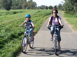 Mutter und Kind bei einer Radtour. Foto: Thomas Tobaben/Pixelio.de