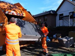 Zwei Mitarbeiter vom AWB holen Sperrmüll ab. Foto: Stadt Oldenburg