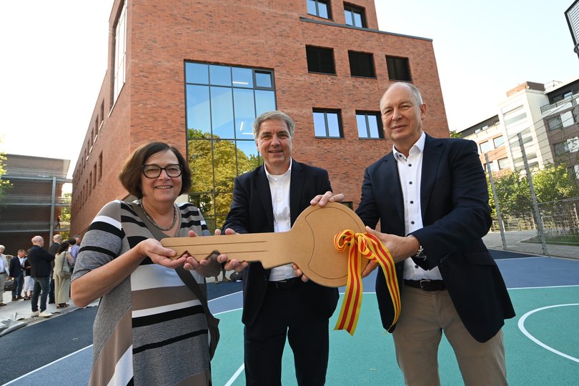 Oberbürgermeister Jürgen Krogmann und Schuldezernentin Dagmar Sachse übergaben Schulleiter Frank Marschhausen (rechts) den symbolischen Schlüssel zur Einweihung des Erweiterungsbaus am AGO. Foto: Torsten von Reeken 