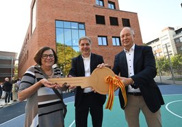 Oberbürgermeister Jürgen Krogmann und Schuldezernentin Dagmar Sachse übergaben Schulleiter Frank Marschhausen (rechts) den symbolischen Schlüssel zur Einweihung des Erweiterungsbaus am AGO. Foto: Torsten von Reeken 