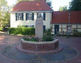 Das Brunnendenkmal in der Wienstraße wurde gereinigt und neu bepflanzt. Auch die Inschriften wurden von Fachleuten herausgearbeitet. Foto: Stadt Oldenburg